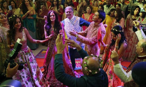 Ông Yogesh Mehta vui vẻ nhảy cùng con trai trong tiệc cưới sang trọng được tổ chức tại Florence, Ý.