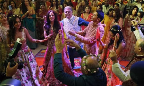 Ông Yogesh Mehta vui vẻ nhảy cùng con trai trong tiệc cưới sang trọng được tổ chức tại Florence, Ý.