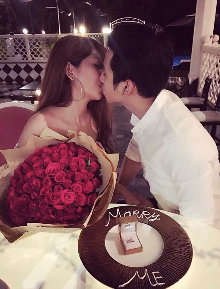 Không ít chị em đã để lại những dòng bình luận thể hiện sự ngưỡng mộ tình cảm của cặp vợ chồng này cũng như dành lời khen không thể ngọt hơn như 'chồng nhà người ta", "soái ca" cho anh chồng mua kim cương giá khủng cho vợ.