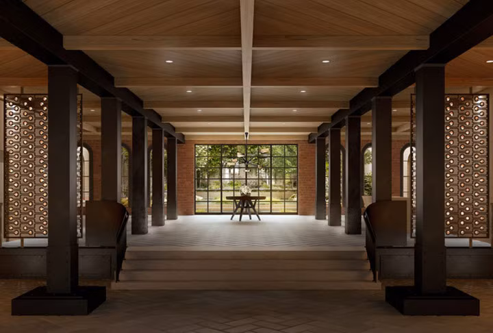 Sảnh đợi có tầm nhìn tuyệt đẹp ra sân vườn.