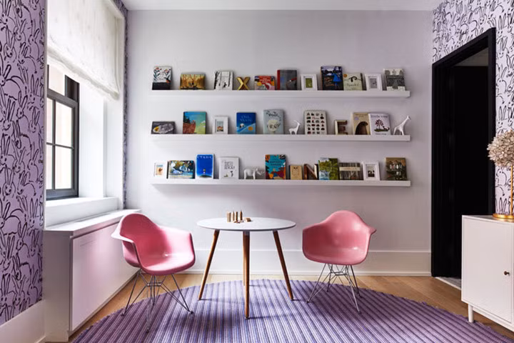 Nội thất trong phòng nghỉ được trang trí với hình nền và màu sắc tuỳ chỉnh, thay đổi theo ý thích của chủ nhân.