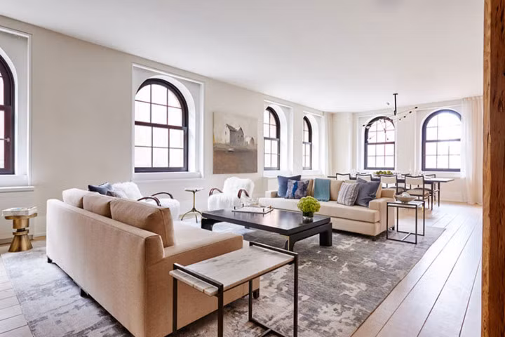 Bên trong tòa nhà sang trọng, những ngôi nhà bốn phòng ngủ này từ 600m2 đến 1500m2. Biệt thự có diện tích từ 1000m2 đến 2900m2. Sáu căn hộ penthouse đã được bán ra có giá dao động từ 15 triệu đến 54 triệu USD.