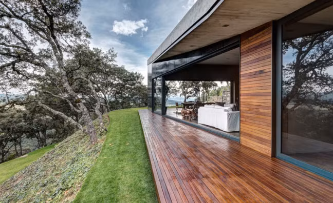 Hàng lang ngôi nhà tận dụng tối đa chất liệu gỗ và kính trong suốt làm chủ đạo, tạo nên những điểm nhất khác biệt cho diện mạo ngôi nhà.