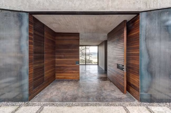 Các không gian bên trong ngôi nhà được phân cách bởi hệ thống cửa gỗ sang trọng, chắc chắn.