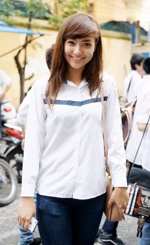 Hồng Quế giản dị với áo đồng phục.