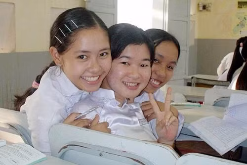 Tường Vi nhắng nhít bên bạn bè.