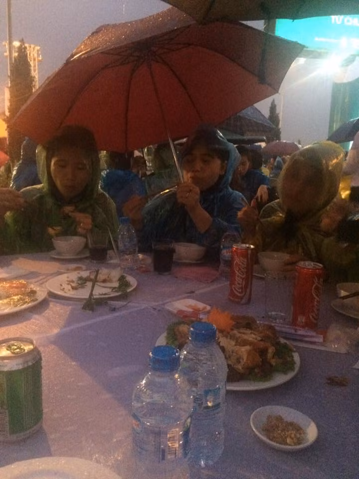 Khach moi doi mua an tiec cuoi o Hung Yen-Hinh-3