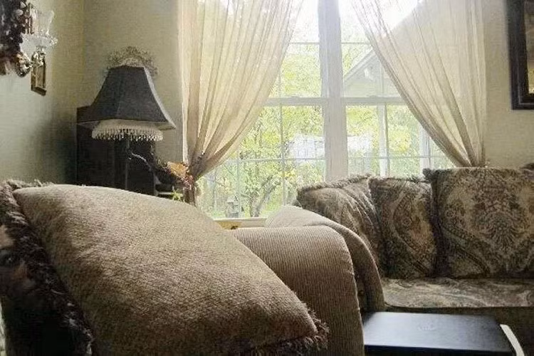 Nếu nhìn kĩ, bạn sẽ thấy căn phòng này không hề an toàn và "bình thường".