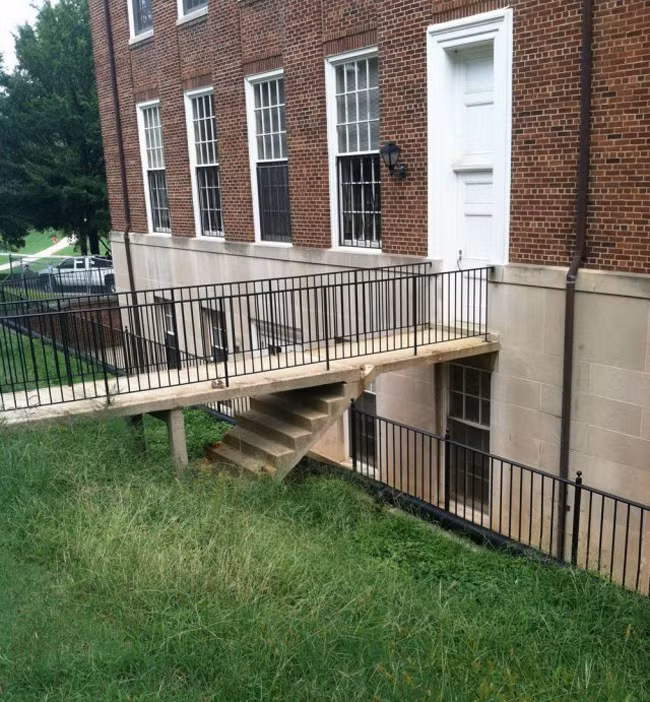 Chắc phía cuối cầu thang có cửa mở lên cầu.