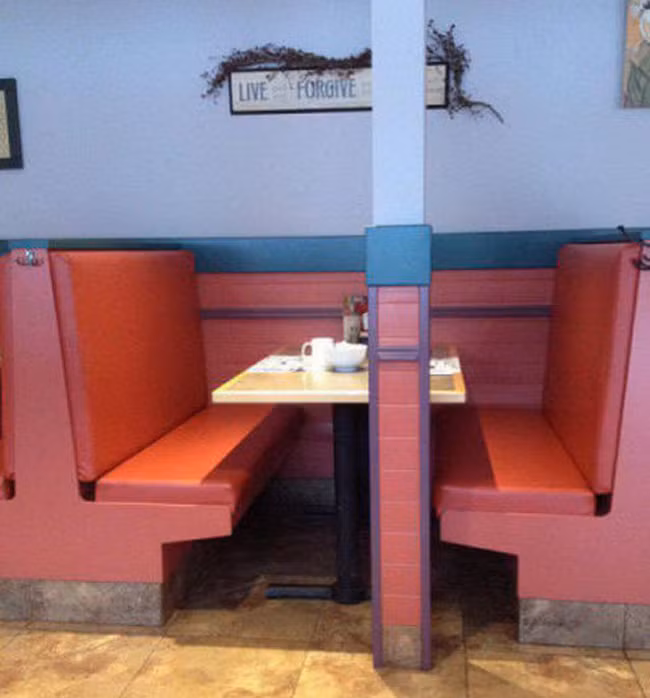 Thiết kế hai ghế cho đẹp thế thôi.