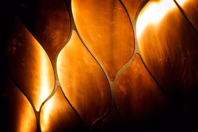 Điểm nhấn quan trọng của quầy bar đồng này chính là lớp áo phủ vảy rồng cực kỳ tinh tế mà chúng tôi đã đề cập ở trước đó.