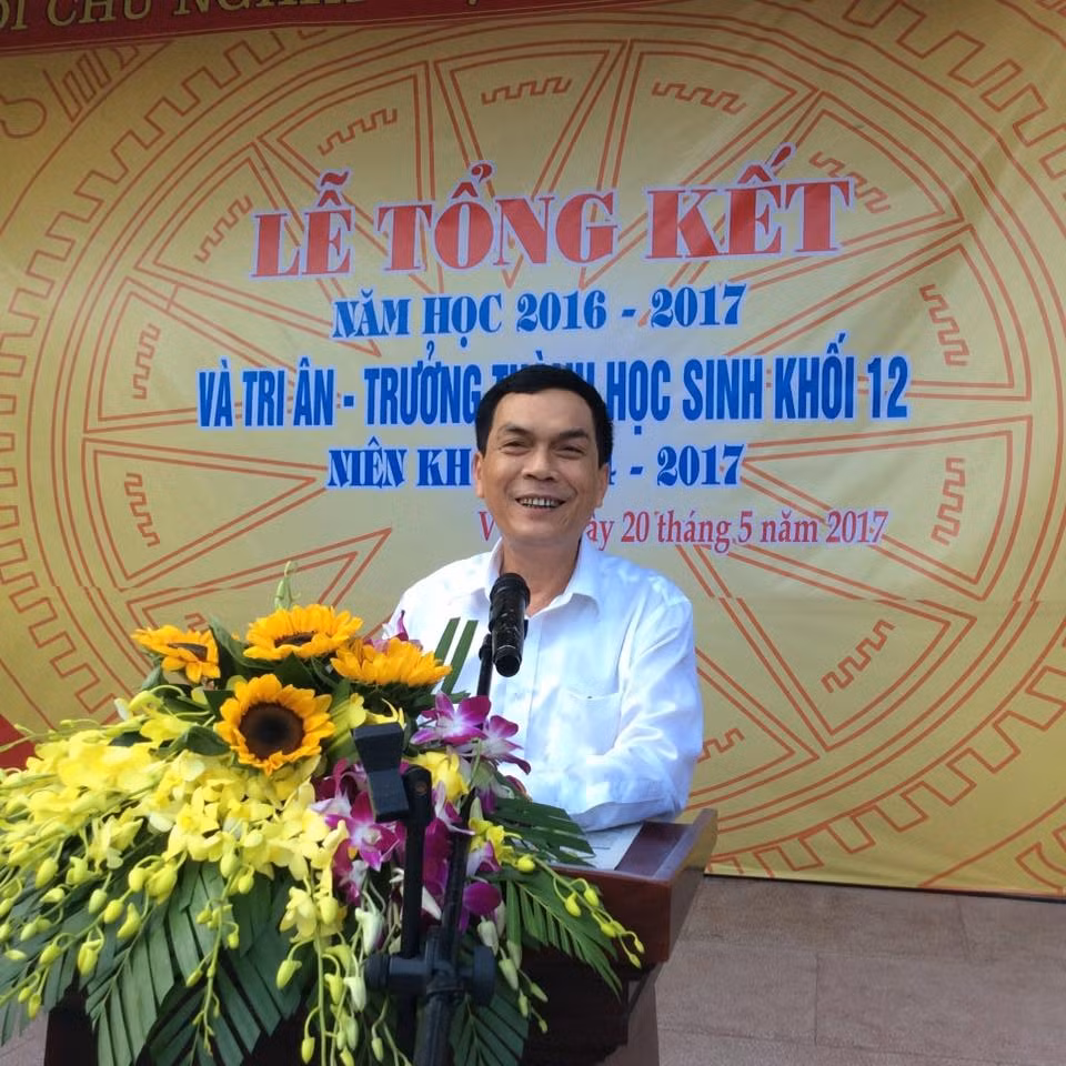 Thầy Ngô Xuân Phúc – Phó Hiệu trưởng trường chia sẻ: “Ba năm, các cô cậu học trò K43 niên khóa 2014 - 2017 đã mang lại cho nhà trường biết bao thành tích đáng tự hào và tôi tin rằng, bảng vàng thành tích K43 sẽ được viết tiếp trong các kì thi Olympic Quốc tế và THPT trong thời gian tới”.