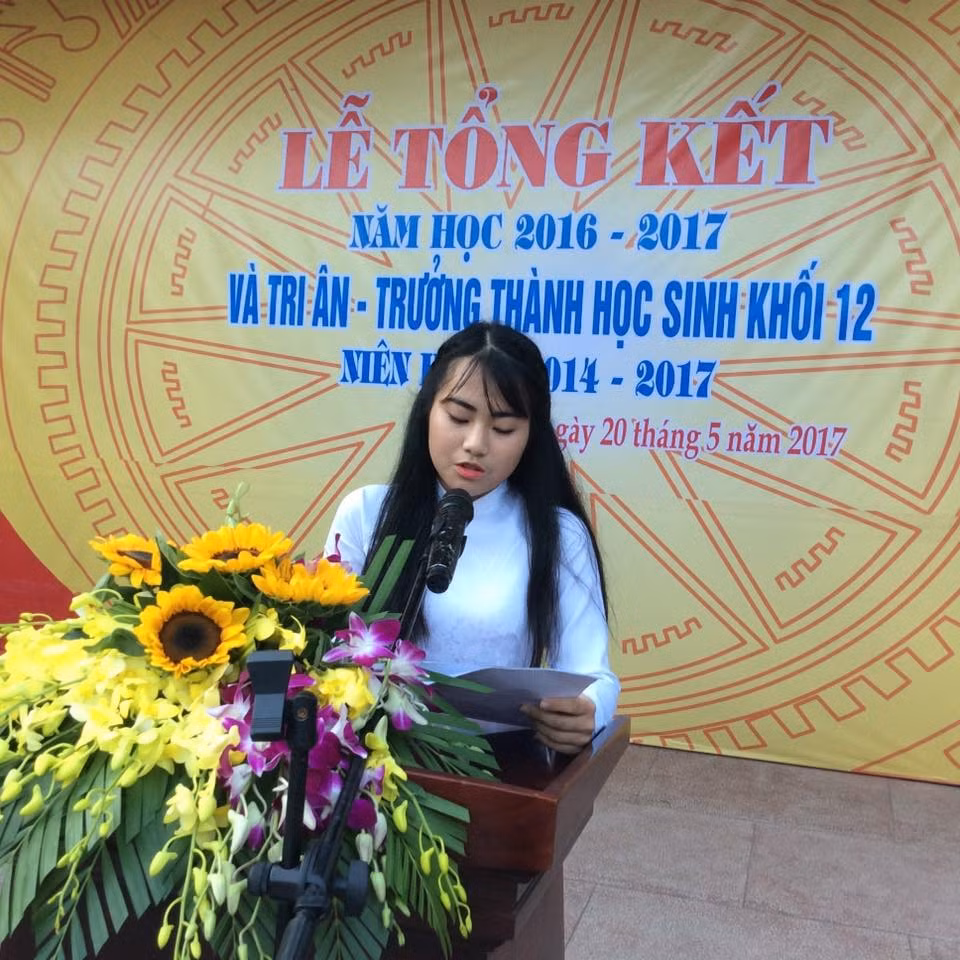 Không giấu được niềm xúc động trong ngày chia tay, em Hồ Ngân Hạnh – học sinh lớp 12C1 chia sẻ: “Chúng ta sẽ mang theo ký ức về ngôi trường trong hành trang của mình. Lớp học thân quen, ghế đá, hành lang, sân trường mùa cây thay lá, mùa trổ chồi non, mùa bằng lăng trên cao vẽ hạ sang bằng màu tím biếc và gương mặt thân thương của thầy cô, bạn bè, chúng ta sẽ cất giấu vào nơi thẳm sâu nhất của trái tim mình, nơi ấy mang tên trường Phan yêu dấu”.