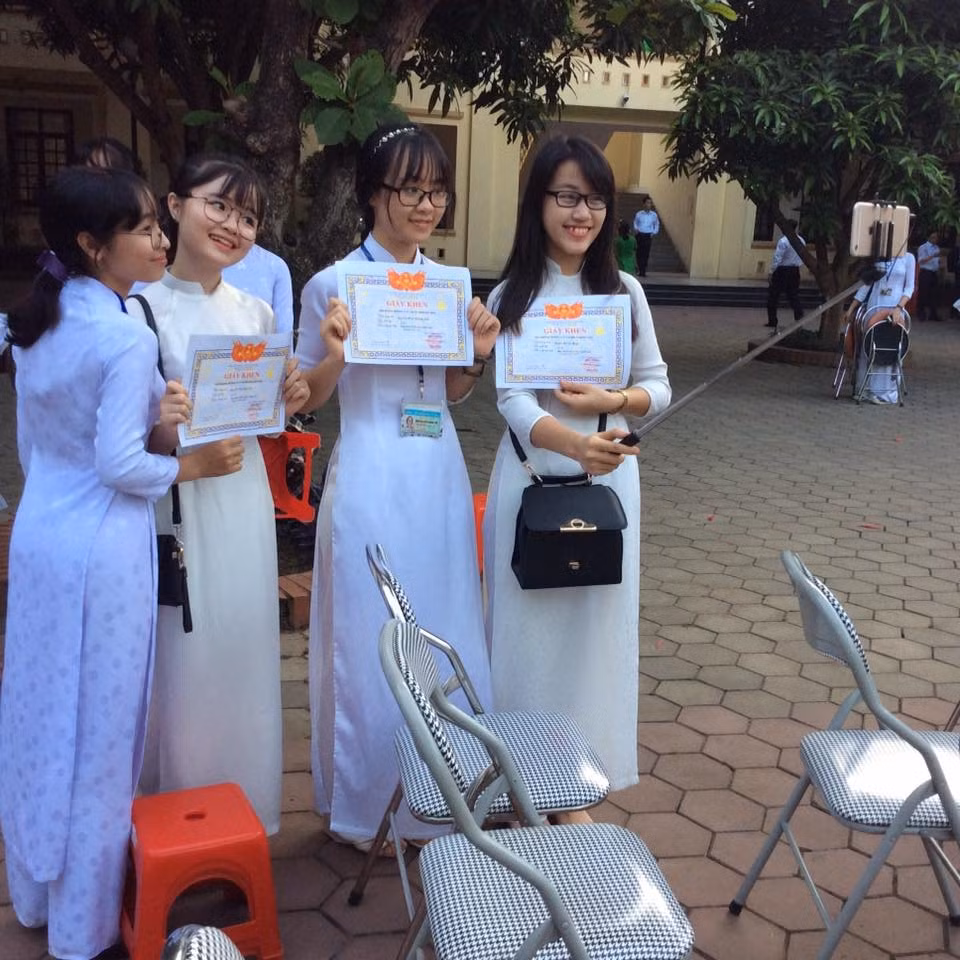 Những nụ cười viên mãn với thành tích đã đạt được trong năm học.