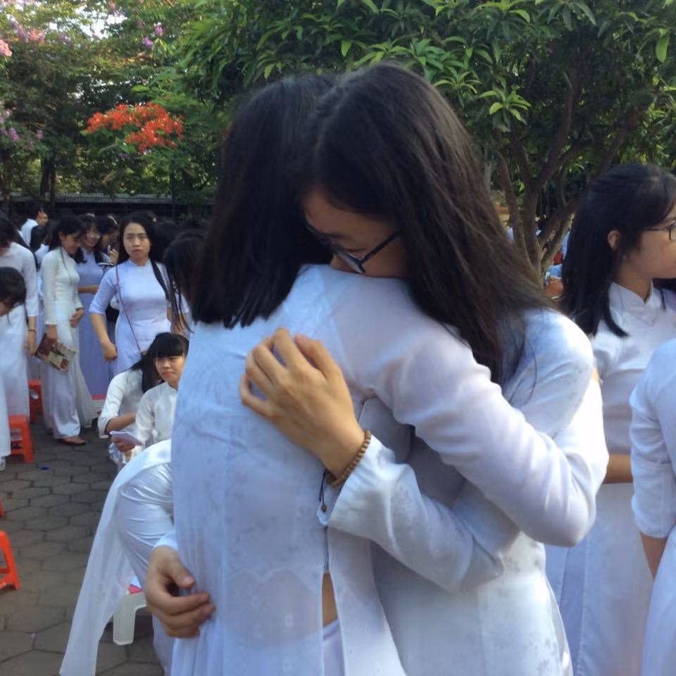 Những chiếc ôm thật chặt tình bạn bè...