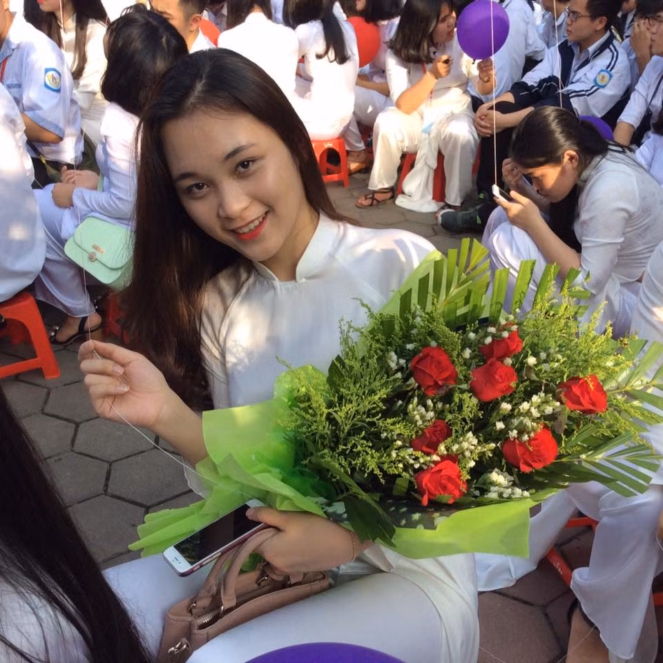 Trường THPT chuyên Phan Bội Châu (Nghệ An) vừa tổ chức lễ tổng kết năm học, tri ân và trưởng thành cho học sinh khối 12 niên khóa 2014 – 2017. Dưới đây là hình ảnh các nữ sinh Nghệ An dễ thương, xinh đẹp tại lễ tổng kết năm học: