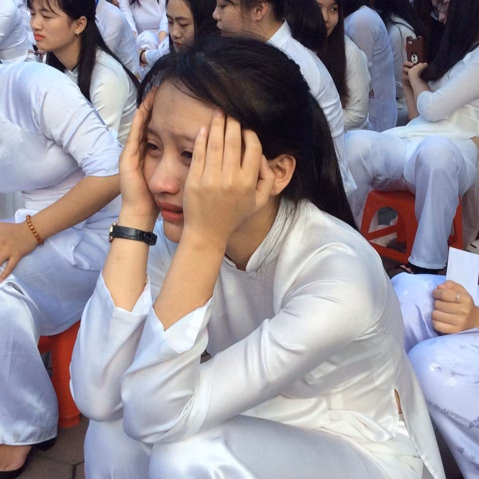 Có những giọt nước mắt ngậm ngùi, nhung nhớ....