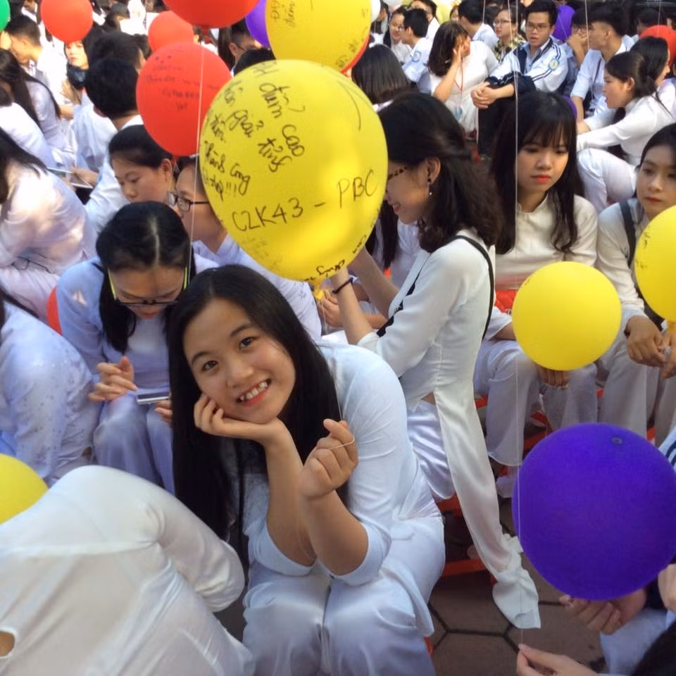 ....và nụ cười duyên dáng.