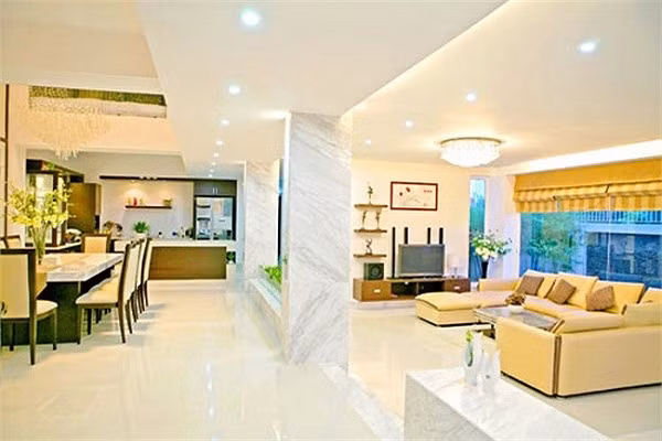 Cửa kính trắng nhìn ra vách hông nhà được trang trí đá mới lạ. Ngoài ra, Quyền Linh dành không gian để trưng bày các giải thưởng của mình.