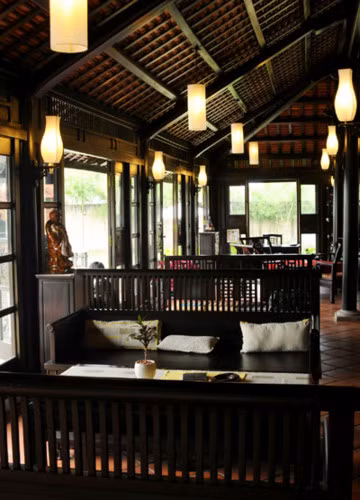 Khu nhà được xây dựng trên nền một đầm lầy cũ với mặt bằng rộng.