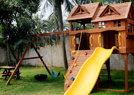 Có khu vui chơi cho trẻ, khu nghinh phong riêng để ngắm cảnh.