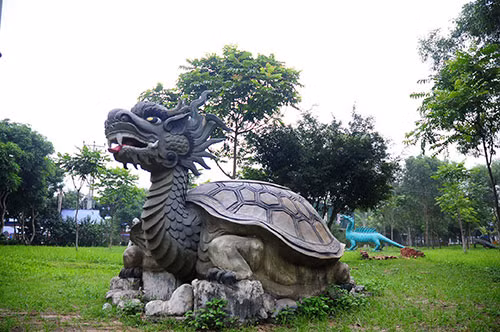 Bà Phan Hoa - Phòng quản lí du lịch (Khu du lịch Đảo Ngọc Xanh) cho biết, những con quái thú này được một lãnh đạo của khu du lịch học hỏi từ một số công viên ở Singapore, Dubai…