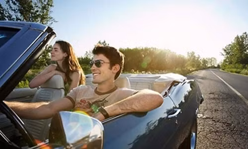 Chong nam liet giuong vo xa lang vao nha nghi sex voi trai