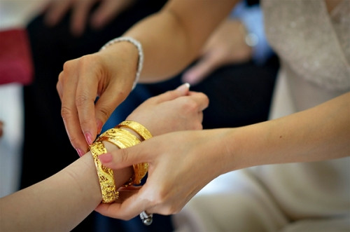 Tôi không biết che mặt vào đâu khi mẹ chồng cầm cái micro đọc to lượng vàng nhà trai trao ngay trong lễ cưới. Ảnh minh họa.