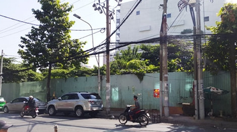 Khu đất nằm ngay góc ngã tư ở trung tâm TP Hồ Chí Minh bị bỏ hoang nhiều năm.