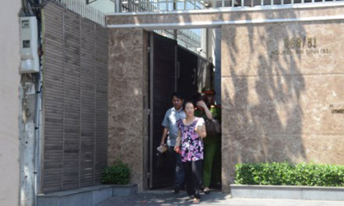 Cảnh sát bắt giữ bà Ngô Thị Minh Phượng - Ảnh: báo Tiền Phong