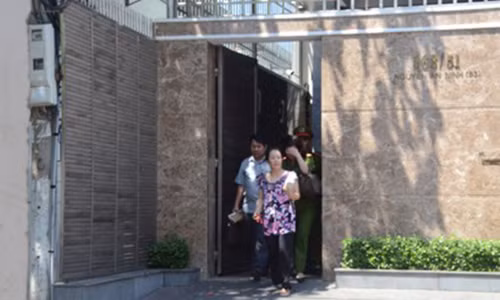 Cảnh sát bắt giữ bà Ngô Thị Minh Phượng - Ảnh: báo Tiền Phong