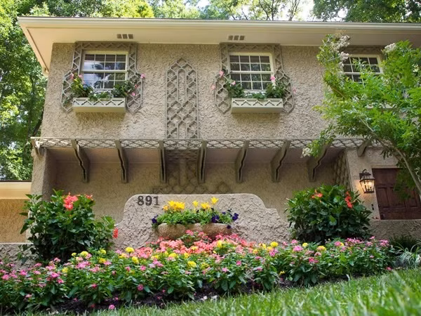  Trồng hoa bên ngoài bệ cửa: Bệ cửa sổ cũng là nơi bạn nên thiết kế để trồng hoa. Có thể là hoa mười giờ, thạch thảo, baby, dạ yến thảo hay những loại hoa leo... Chúng sẽ giúp kiến trúc ngôi nhà đẹp hơn, mềm mại hơn nhiều so với cách trang trí thô cứng, dập khuôn thông thường.