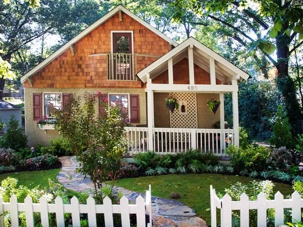  Treo những giỏ hoa bên hiên nhà: Với khoảng diện tích nho nhỏ hiên nhà, bạn nên treo vài giỏ hoa dễ trồng và dễ nở hoa. Chúng sẽ giúp hiên nhà thêm sức sống tươi tắn và cách treo giỏ hoa cũng giúp cho bạn hoàn toàn sử dụng khoảng diện tích này mà không ảnh hưởng đến vẻ đẹp thiên nhiên được treo phía trên.