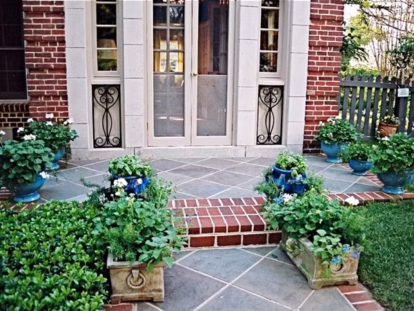  Đặt hoa bên thềm nhà: Hoa có thể đẹp dịu dàng bên thềm nhà khi được bố trí xung quanh bậc thềm và lối nhỏ xung quanh hiên nhà.