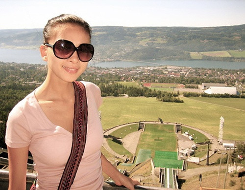 “Đả nữ” của làng điện ảnh Việt luôn xuất hiện trên màn ảnh với phong thái tự tin, mạnh mẽ và không kém phần quyến rũ. Tuy nhiên ít người biết tới chuyện Ngô Thanh Vân đã từng hủy hôn ngay khi hạnh phúc sắp đến bến bờ cuối cùng. Năm 19 tuổi, Ngô Thanh Vân vẫn còn là một cô sinh viên trẻ trung, xinh đẹp sống tại Nauy. Tại đây, cô đã nhận lời cầu hôn từ một chàng trai ngoại quốc. Ấp ủ hạnh phúc hôn nhân sẽ đến, tuy nhiên vì nhiều lí do mà cô nàng đã chủ động hủy bỏ tất cả để về Việt Nam bắt đầu một cuộc đời mới. Ngô Thanh Vân chia sẻ, rằng cuộc sống không giống những gì ta trông mong, có những thứ hạnh phúc chỉ là ảo tưởng. Nữ diễn viên cho biết, cô đã suy nghĩ rất nhiều trước khi đưa ra quyết định hủy hôn lễ với chàng ngoại quốc và quyết định bỏ mọi thứ ở Nauy để về Việt Nam theo đuổi nghệ thuật điện ảnh.