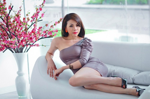 Trà Ngọc Hằng Nữ ca sĩ trẻ Trà Ngọc Hằng mới đây cũng đã công khai chuyện chia tay bạn trai đại gia sau thời gian yêu đương kéo dài tới 4 năm. Sở hữu vẻ đẹp quyến rũ, thân hình lý tưởng, mỹ nhân họ Trà xây dựng hình ảnh sexy, quyến rũ cho mình trên con đường âm nhạc, song cô cũng gặp nhiều trắc trở trong chuyện tình cảm. Cô chia sẻ, thậm chí đã cùng bạn trai đi chụp ảnh cưới ở Thái Lan và đã lên kế hoạch tổ chức đám cưới ở Đà Nẵng trong năm 2016.