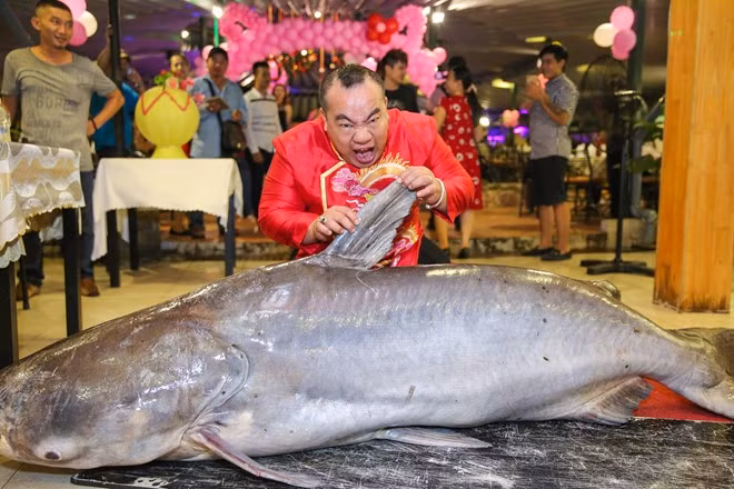 Nam diễn viên chia sẻ từ ngày có con, anh ít đi chơi hơn. Nếu không đi quay, anh dành thời gian đưa vợ con đi ăn, đi chơi. Sau sóng gió, anh càng trân trọng gia đình hơn.