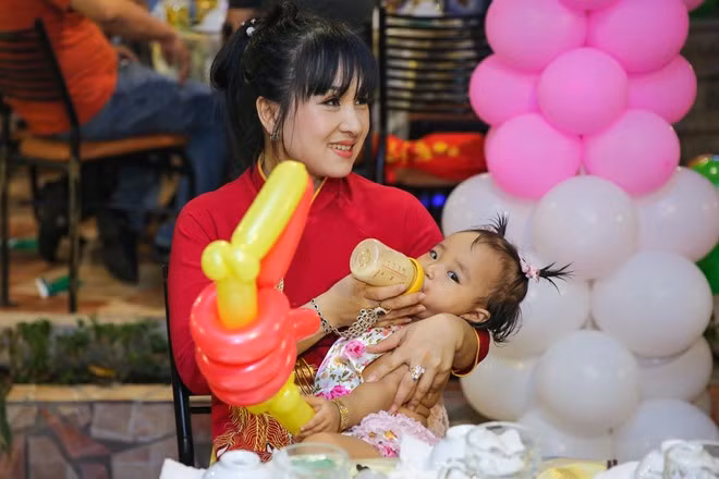 Nam diễn viên Hiếu Hiền tin rằng mình không làm gì xấu ảnh hưởng tới con vì con gái được bảo đảm trong quá trình quay và được chăm sóc tốt nhất.