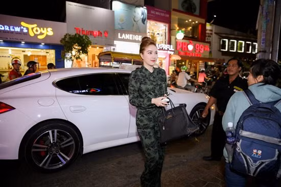 Thu nhập 'khủng' song Bảo Thy thường đưa hết cho mẹ vì nghĩ mình không chỉn chu, khéo léo về khoản này bằng mẹ. Mẹ cô về sau lại lấy số tiền đó mua vài miếng đất và để đứng tên Bảo Thy. Nữ ca sĩ từng tự hào tâm sự với báo chí rằng việc mua nhà đất, mua xe đối với cô rất bình thường.