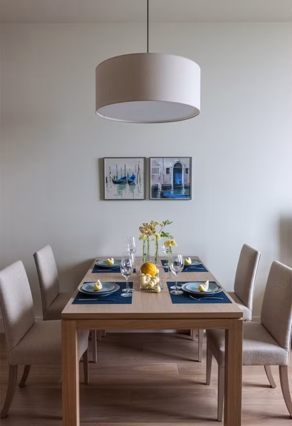  Không gian ăn uống: Nơi ăn uống cũng được bố trí khá đơn giản với bộ bàn ghế chân thấp, kiểu dáng đơn giản. Thêm một chút nhấn nhá từ đèn thả trần và điểm nhấn của tranh nhỏ xinh treo gần với bàn ăn như tạo độ cao rộng cho không gian.
