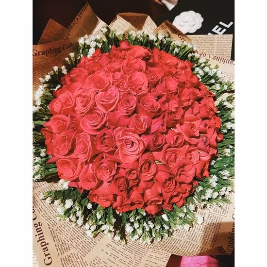 Siêu mẫu Thanh Hằng đăng ảnh bó hoa hồng từ “học trò” Hương Ly – quán quân Vietnam’s Next Top Model mùa 6. Cô cho biết mình không bao giờ nhận là cô giáo vì không thích vai trò này. Cô cho rằng mình cũng chưa làm gì to tát cho các em nhưng sẽ cố gắng "tặng" cho họ những thứ hay ho.