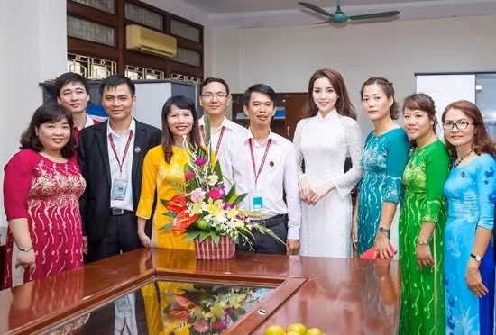 Cũng trong ngày 20/11, rất nhiều sao Việt đã bày tỏ sự tri ân với thầy cô. Hoa hậu Kỳ Duyên đăng tải hình ảnh cô mặc chiếc áo dài trắng chụp ảnh cùng các thầy cô trong trường, kèm theo đó là lời chúc sức khoẻ, thành công trong công việc.