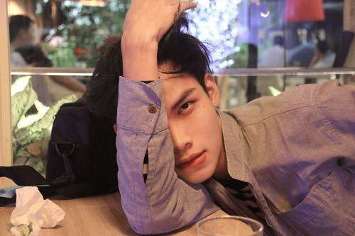 Võ Quốc Vẹn chia sẻ, anh rất bất ngờ khi tên tuổi xuất hiện trên tạp chí uy tín, thường xuyên đăng tải những tác phẩm nghệ thuật xuất sắc. Trước đó, đại diện Fanpage có hơn 5 triệu lượt theo dõi của Art People đã liên hệ phỏng vấn và khen ngợi những tác phẩm của anh. Võ Quốc Vẹn là cái tên không còn xa lạ với giới đam mê hội họa Việt Nam. Anh chàng 22 tuổi từng nổi tiếng với nhiều bức tranh được vẽ bằng chì, màu nước, cà phê. Hai năm trở lại đây, anh nổi tiếng trên mạng xã hội nhờ những bức tranh truyền thần phác họa chân dung mỹ nữ Việt. Chàng trai Tiền Giang chia sẻ, mỗi khi cất bút, anh thường liên tưởng đến các ca khúc hoặc vai diễn họ thể hiện để lấy cảm hứng. Mục tiêu Võ Quốc Vẹn đề ra cho mỗi bức họa là phải thể hiện được nét đặc trưng của các nhân vật.