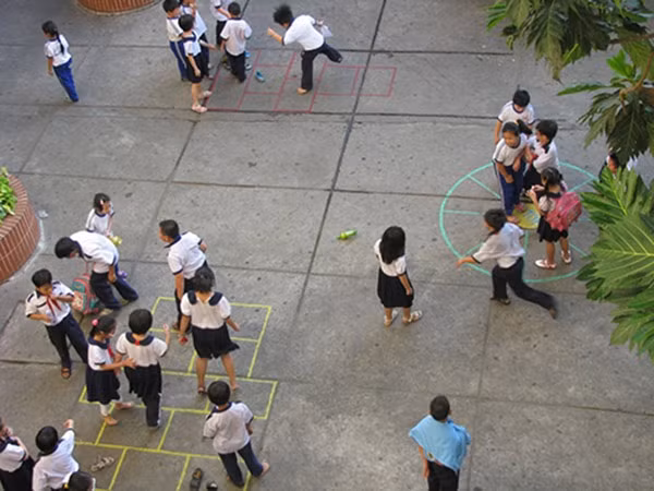 Để chơi được trò chơi này, người chơi thường dùng phấn vẽ lên nền gạch xi măng ô nhảy lò cò, mỗi nơi lại có một cách vẽ khác nhau, sau đó nhảy lên các ô này theo luật. Trò chơi còn có luật tậu ruộng. Người chơi sẽ quay người lại và tung một miếng gạch (hoặc ngói nhỏ) về phía các ô vuông. Trúng ô nào, đó sẽ trở thành “đất” của người chơi và những người chơi sau sẽ không được phép nhảy vào. Trò chơi này có tác dụng rèn luyện sức khỏe nên được các trẻ em từ thành thị đến nông thôn vô cùng yêu thích.