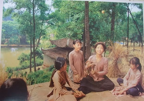 5. Chơi chuyền Bài đồng dao “Cây mốt, cây mai, lá trai, lá hến, con nhện giăng tơ, quả mơ có hạt...” là những từ ngữ thế hệ 7x, 8x thuộc nằm lòng khi chơi trò chơi này. Để chơi trò chơi này cần ít nhất 2 người, 10 que nhỏ (có thể là que tính, bó đũa,...) và một quả bóng hoặc vật hình tròn. Khi quả “hình tròn” được tung lên, người chơi sẽ nhặt từ từ từng que một cho đến khi hết bài đồng dao là thắng và được chuyển lên bàn tiếp theo. Nếu người chơi làm rơi quả “hình tròn” sẽ trở thành người thua cuộc.