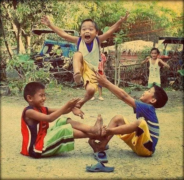 4. Trồng nụ trồng hoa Trước đây, trồng nụ trồng hoa là trò chơi được rất nhiều người yêu thích. Để chơi trò chơi này, cần có 2 người “bị” ngồi dưới đất. Lúc này, hai người sẽ để bàn chân chạm vào nhau làm “mầm”. Sau đó, họ dần dần phải đặt bàn chân, bàn tay của mình lên tạo thành độ cao. Những người còn lại sẽ lần lượt nhảy qua các độ cao đó. Nếu nhảy qua sẽ thắng cuộc, người không nhảy qua sẽ trở thành người “bị” cho đến khi tìm được người thua tiếp theo.