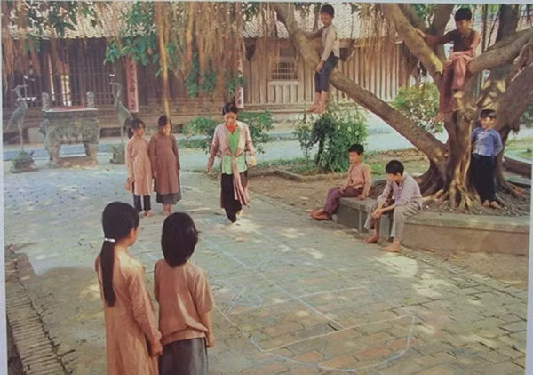 6. Nhảy lò cò Nhảy lò cò là trò chơi được cả các bạn nam và các bạn nữ yêu thích. Trò chơi này còn có tên gọi khác là nhảy ngục, bởi người chơi nhảy lò cò trong một ô được vẽ trên mặt đất.