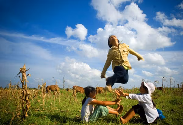 Trò chơi thú vị này cực kì phổ biến với thế hệ 7x, 8x trước đây để rèn luyện sức khỏe. Ngày nay, trò chơi này cũng được phố biến rất nhiều trong các trường học. Tuy nhiên, “nụ và hoa" trong trò chơi này được hạ thấp xuống để đảm bảo an toàn, tránh gây nguy hiểm cho các em học sinh.