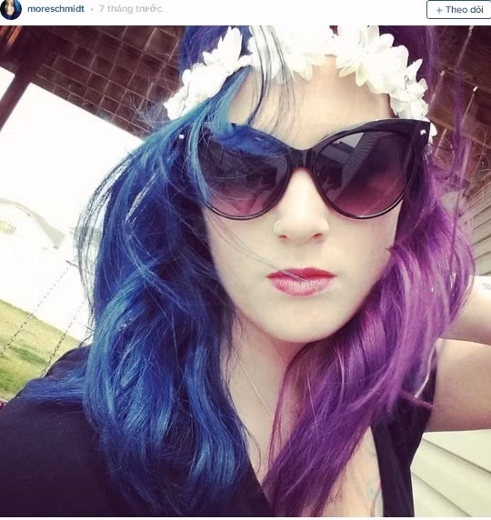 Tóc 2 màu: Đừng ngại làm mới với kiểu tóc 2 bên được nhuộm với những màu sắc cực bắt mắt.