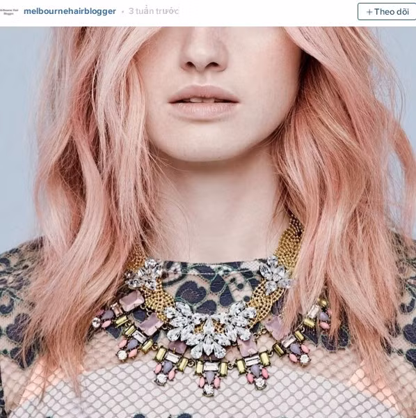 Tóc phớt hồng: Sự pha trộn của tông hồng và vàng tạo nên màu tóc bắt mắt.